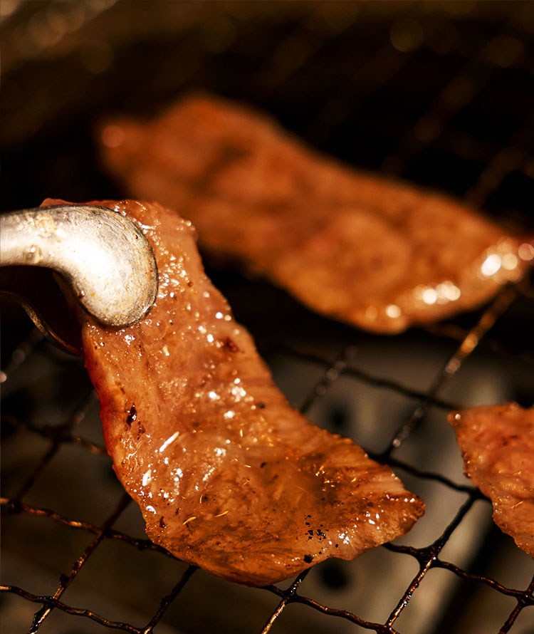 肉を焼く